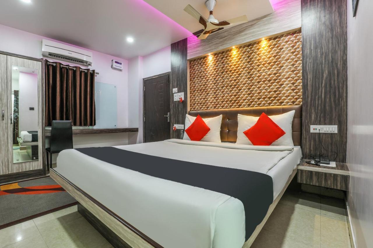 Oyo 14472 Brahmaputra Guest House กูวาฮาติ ภายนอก รูปภาพ