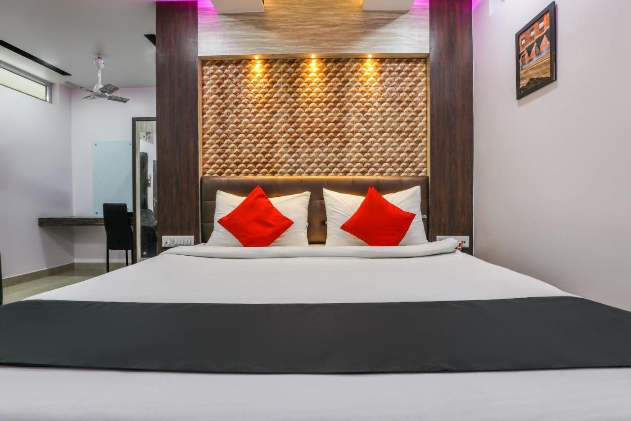 Oyo 14472 Brahmaputra Guest House กูวาฮาติ ภายนอก รูปภาพ