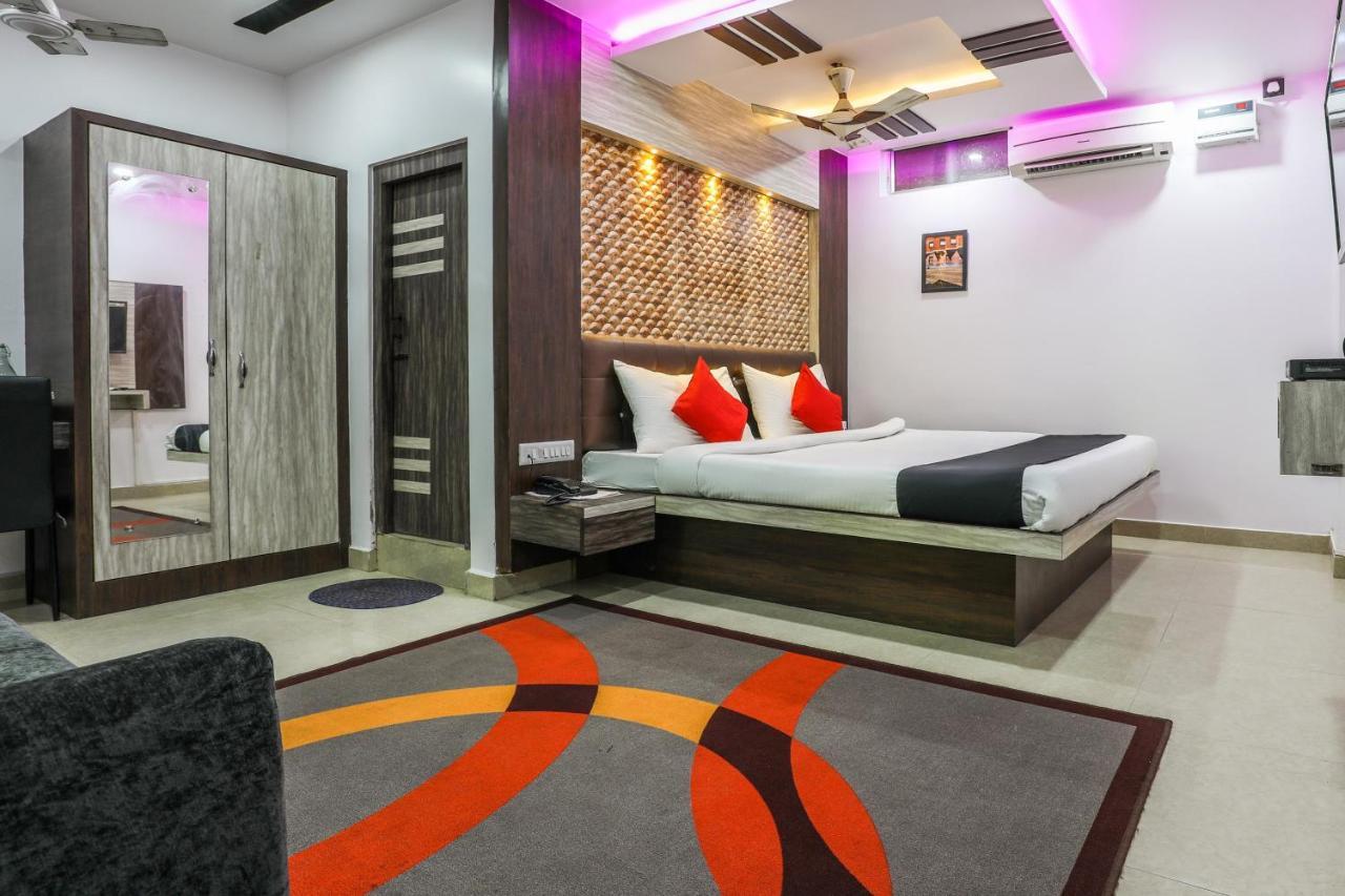 Oyo 14472 Brahmaputra Guest House กูวาฮาติ ภายนอก รูปภาพ