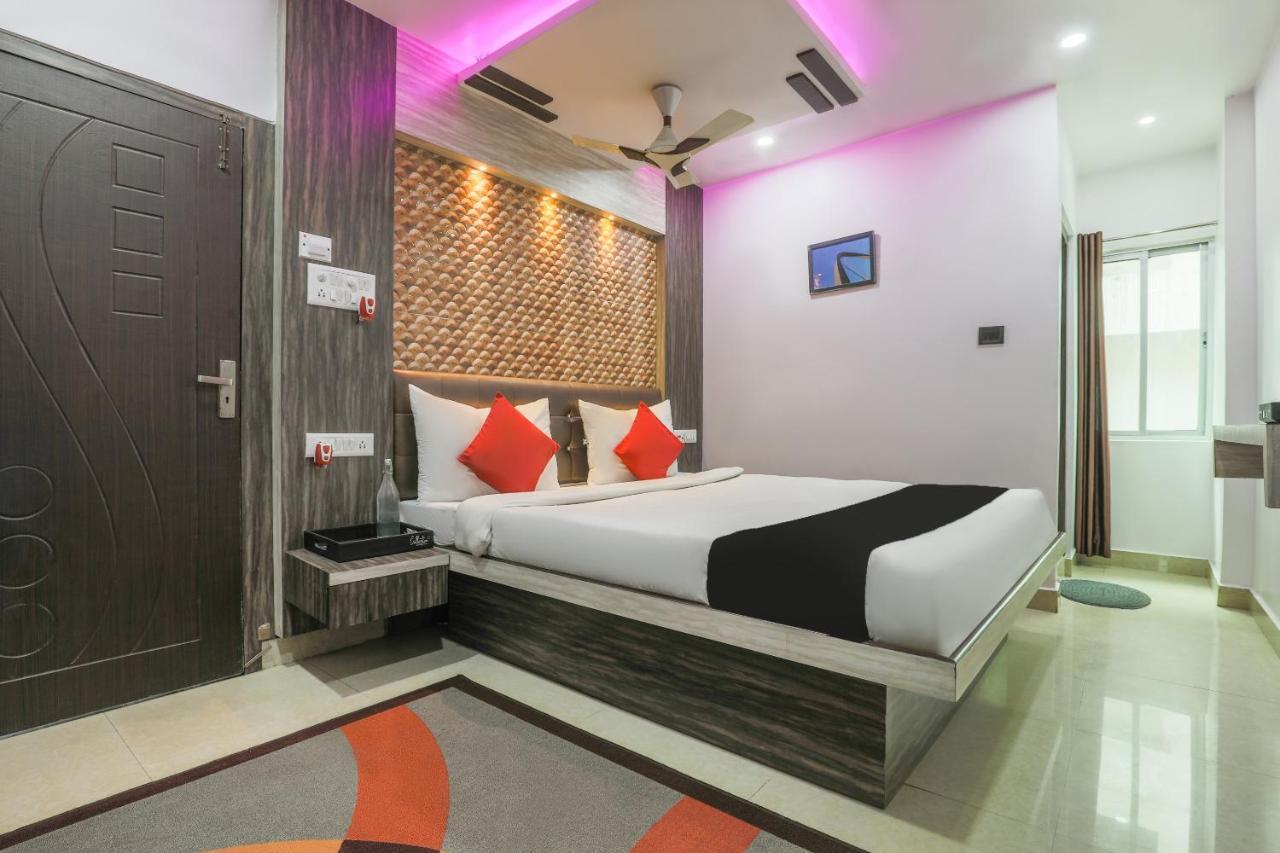 Oyo 14472 Brahmaputra Guest House กูวาฮาติ ภายนอก รูปภาพ